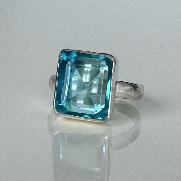 NWOT Sundance Beachside Window Ring Blue Topaz Sterling Silver